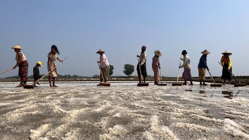 ရခိုင်ပြည်နယ်၊ စစ်တွေမြို့ ရှိ ဆားလုပ်ငန်းတစ်ခုမှာလုပ်ကိုင်နေသူများအား ၂၀၂၃ ခုနှစ်၊ ဖေဖော်ဝါရီလ ၂၇ ရက်နေ့က တွေ့ရစဉ်။ (Photo: RFA)