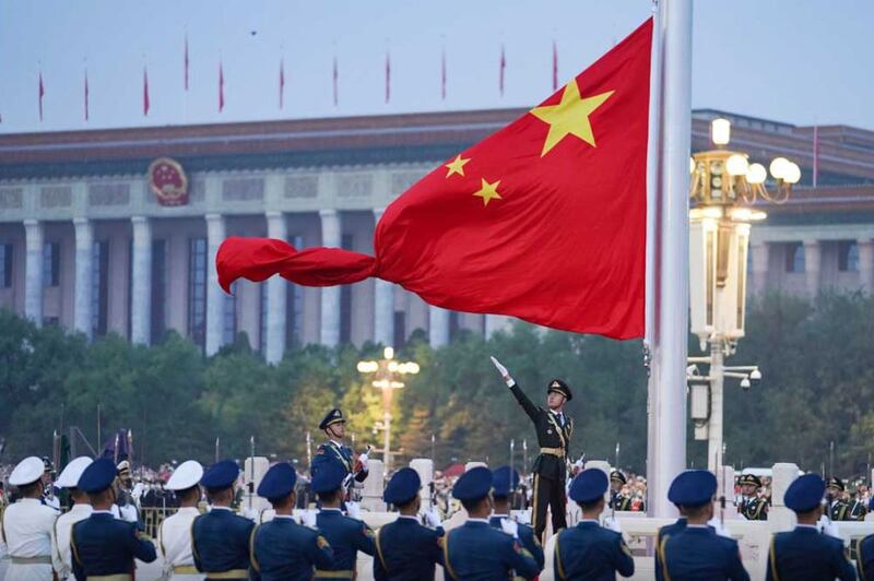 2022年10月1日,在北京天安門廣場舉行升國旗儀式,慶祝中華人民共和國成立73周年。記者盛雪說,圍繞這些騷擾事件會越來越多。 (圖源:美聯社)