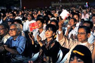 ၂ဝ၁၁ ခုနှစ် ဒီဇင်ဘာလ ၃ဝ ရက်နေ့က ရန်ကုန်မြို့ မြန်မာကွန်ဗင်းရှင်းစင်တာတွင် ပြုလုပ်သည့် ပြည်ထောင်စု တိုင်းရင်းသားများ ပညာရေးရန်ပုံငွေ ဂီတဖျော်ဖြေပွဲတွင် အမျိုးသားဒီမိုကရေစီ အဖွဲ့ချုပ် ခေါင်းဆောင်များဖြစ်သည့် ဦးဝင်းတင်၊ ဒေါ်အောင်ဆန်းစုကြည်နှင့် ဦးတင်ဦး တို့ကို တွေ့ရစဉ်။