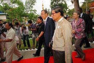 ကုလသမဂ္ဂအတွင်းရေးမှူးချုပ် Mr. Ban Ki-moon ရွှေတိဂုံဘုရား တောင်ဘက်မုခ် ခြေတော်ရင်းရှိ ကုလသမဂ္ဂ အတွင်းရေးမှူးချုပ်ဟောင်း ဦးသန့်၏ ဂူဗိမာန်ကို ၂၀၁၂ ခုနှစ် ဧပြီလ ၂၉ ရက်နေ့က သွားရောက် ဂါရဝပြုနေစဉ်။
