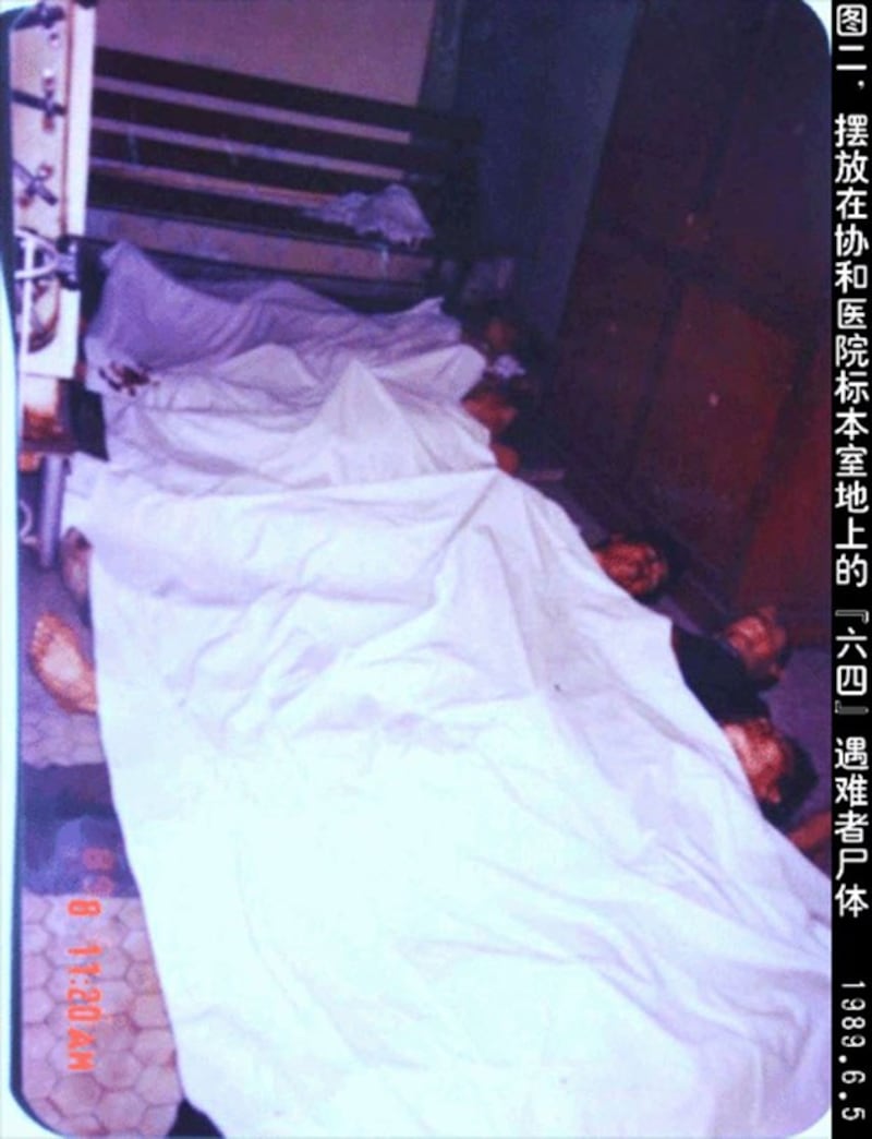 1989年6月5日,摆放在协和医院标本室地上的“六四”遇难者。(六四档案图)
