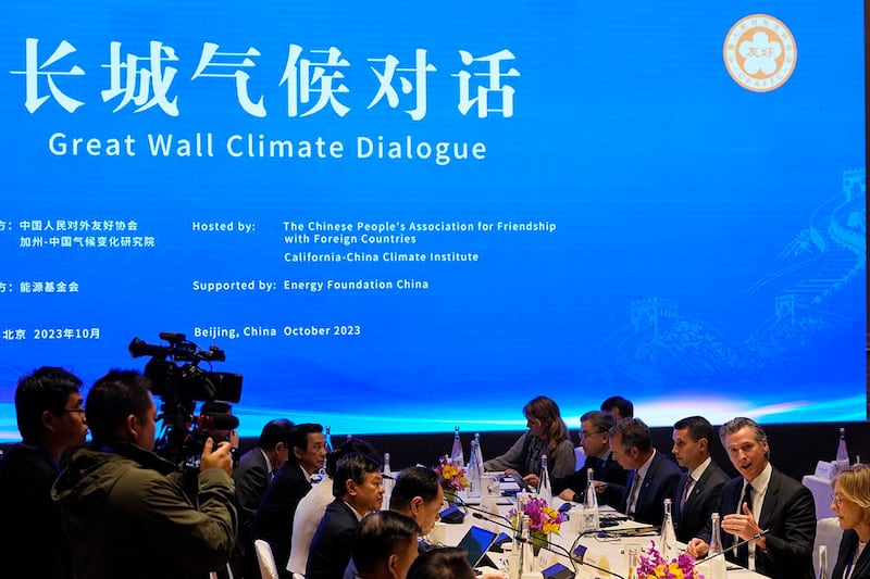 图为上月加州州长访华谈论气候;耶伦认为处理气候变迁刻不容缓。(美联社图片)