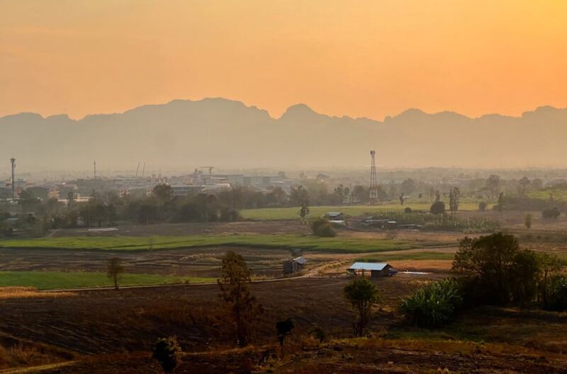 မြန်မာနိုင်ငံဘက်ခြမ်းကို ထိုင်းနိုင်ငံနယ်စပ်တစ်နေရာမှ တွေ့ရစဉ်။ (Photo: RFA)