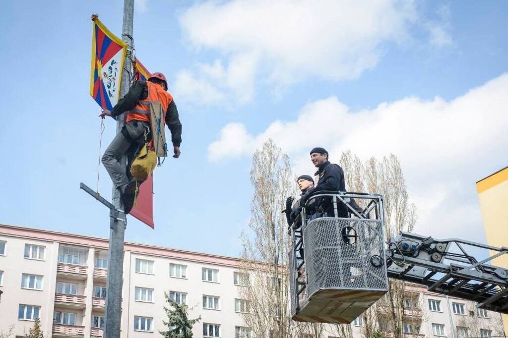 Czechསྤྱི་མཐུན་རྒྱལ་ཁབ་ལ་རྒྱ་ནག་གི་སྲིད་འཛིན་ཞི་ཅིན་ཕེན་ཕེབས་པར་ངོ་རྒོལ་བྱས་སྐབས། ༢༠༡༦།༣།༢༨ photo:Zewlakk