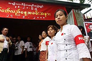 အမိုျးသား ဒီမိုကရေစီ အဖွဲ့ချုပ် (NLD) တည်ထောင်သည့် နှစ် ၂ဝပြည့် အခမ်းအနားကို ရန်ကုန်မြို့ရှိ ပါတီ ဌာနချုပ်တွင် စက်တင်ဘာ ၂၇ ရက်နေ့က ကျင်းပနေပုံ ဖြစ်ပါသည်။ (Photo: AFP)