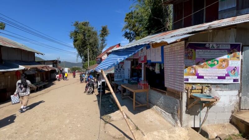 ထိုင်းနိုင်ငံ မဲဆောက်မြို့အနီး အုန်းဖျန် ဒုက္ခသည်စခန်းကို တွေ့ရစဉ်။ (Photo: RFA)