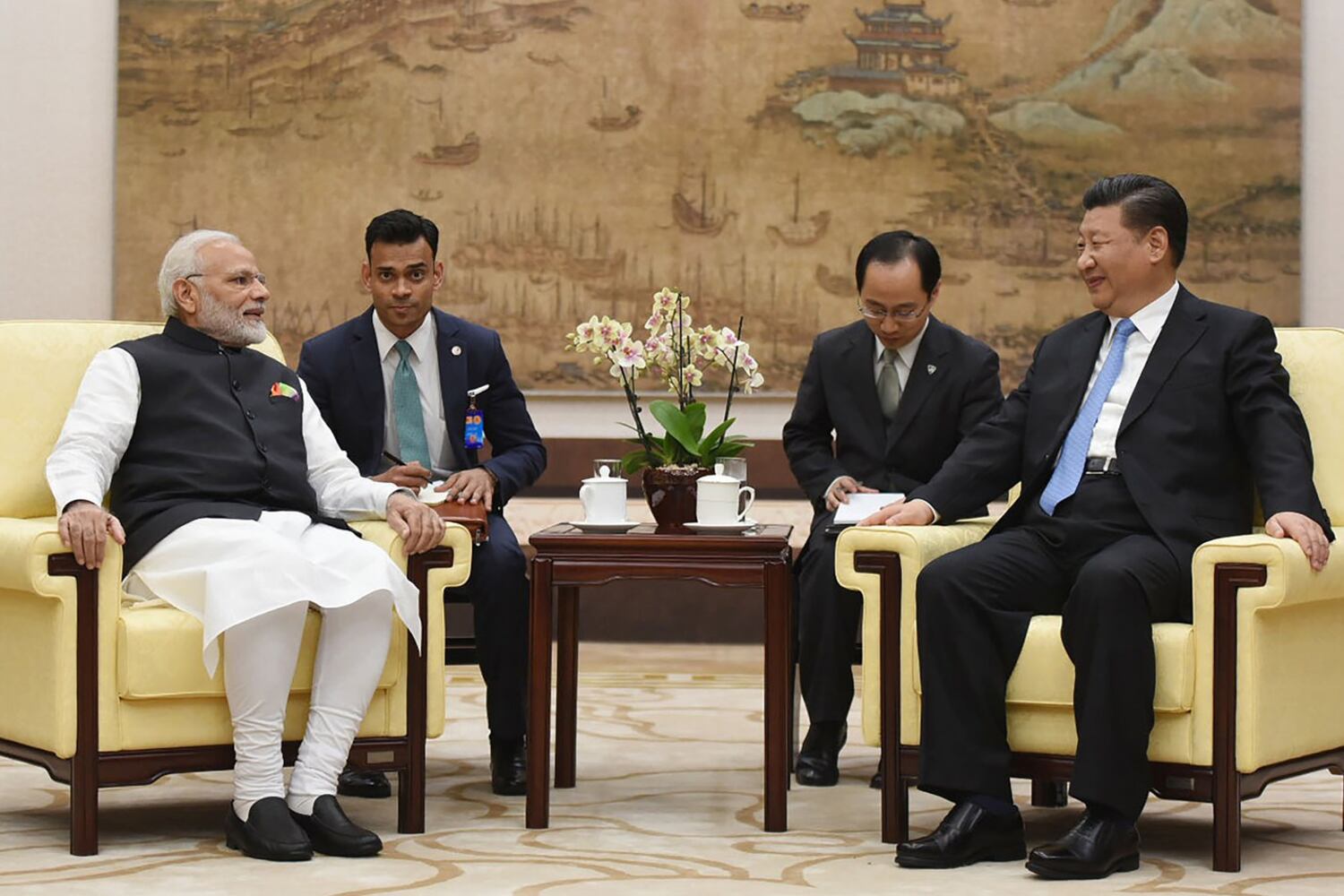 རྒྱ་གར་གྱི་སྲིད་བློན་ ན་རེན་དྲ་མོ་ལྡི མཆོག་དང་རྒྱ་ནག་གི་སྲིད་འཛིན་ཞི་ཅིན་ཕིང་ཝུའུ་ཧན་གྲོང་ཁྱེར་དུ་མཇལ་འཕྲད་གནང་ཡོད་པ།