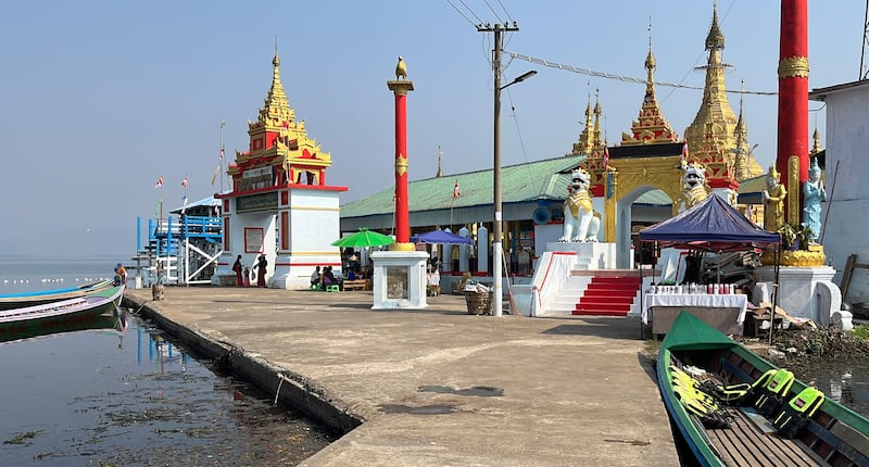 အရှေ့တောင်အာရှတွင် တတိယအကြီးဆုံး ကုန်းတွင်းရေတိမ်ရမ်ဆာဒေသအဖြစ် UNESCO မှ သတ်မှတ်ထားသည့် အင်းတော်ကြီးကန်ရေလယ်မှာ တည်ထားသည့် ရွှေမဉ္ဇူဘုရားကို ၂၀၂၃ ခုနှစ်၊ မတ်လ ၁၃ ရက်နေ့က တွေ့ရစဉ်။ (Photo: RFA)
