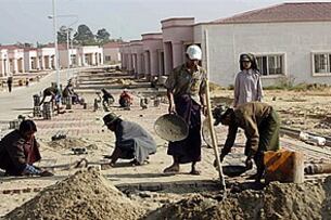 စစ်အစိုးရ၏ ္ဘမိြႚတော်သစ် နေူပည်တော်ရြိ ဆောက်လုပ်ရေး လုပ်ငန်းခြင်တခုတြင် နေႛစား အလုပ်သမားမဵား အလုပ်လုပ်နေပုံ ူဖစ်ပၝသည်။ (Photo: AFP)