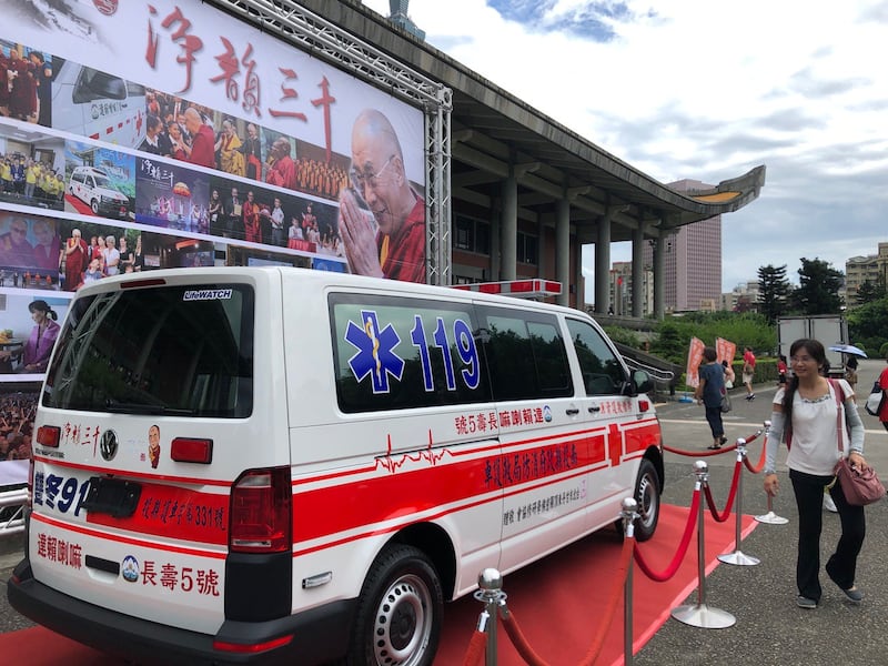 佛教徒集资捐赠“达赖喇嘛长寿五号”救护车给消防队。(记者夏小华摄