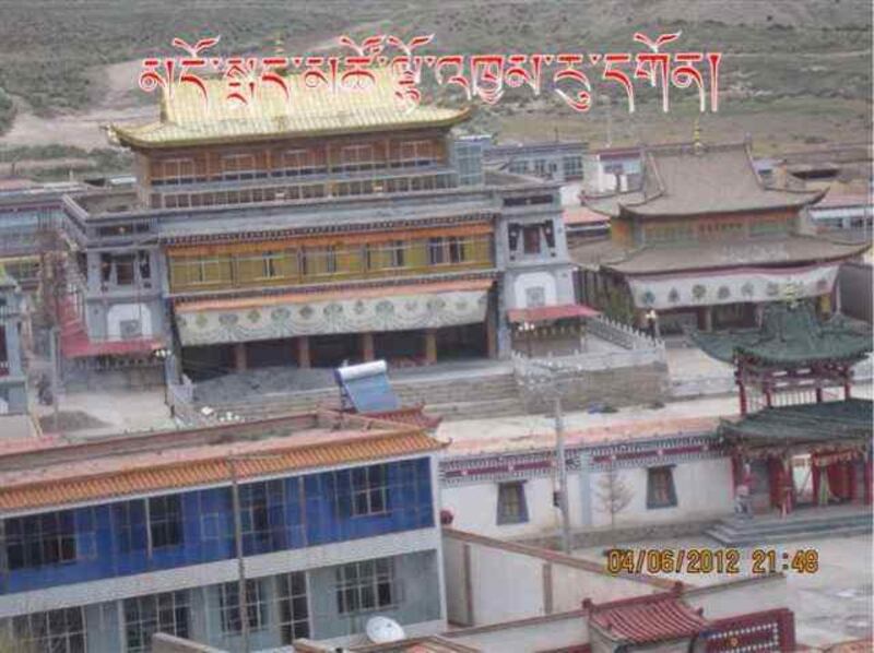 འཁྱམས་རུ་དགོན་གྱི་དགེ་འདུན་པ་གསུམ་འཛིན་བཟུང་།