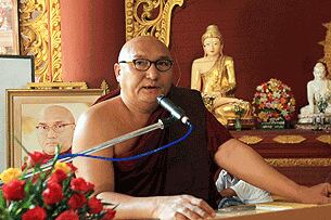ရွှေညဝါဆရာတော် အရှင်ပညာသီဟကို ဖူးမြင်ရစဉ်