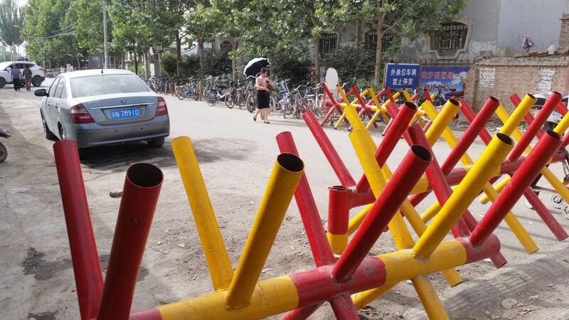 阿克苏市内各单位门口设置路障。(孔元峰提供/记者乔龙)