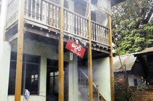 ၂ဝဝ၇ ရွှေဝါရောင် သံဃာ့အရေးအခင်းအပြီး စစ်အစိုးရ အာဏာပိုင်များ ဝင်ရောက်စီးနင်း ဖျက်ဆီးပြီး ချိပ်ပိတ် သော့ခတ်ခဲ့သည့် မဂ္ဂင်ကျောင်းတိုက်ပုံ ဖြစ်ပါသည်။