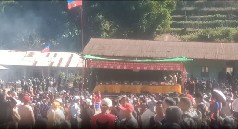 ဟိုပန်နှင့် ပန်လုံမြို့ကို MNDAA ကိုးကန့်တပ်ဖွဲ့က UWSA ‘ဝ' တပ်ဖွဲ့ထံ လွှဲပြောင်းပေးအပ်ပွဲအခမ်းအနားကို ၂၀၂၄ ခုနှစ် ဇန်နဝါရီလ ၁၀ ရက်နေ့က ကျင်းပခဲ့စဉ်။ (Photo: Citizen Journalist)