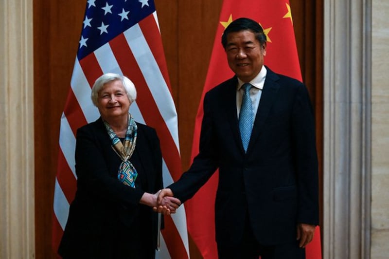 中国国务院副总理何立峰(左)曾于2023年7月8日在北京会见美国财政部长耶伦。这两位高级官员将于本周在旧金山再次会面。(路透社资料图)