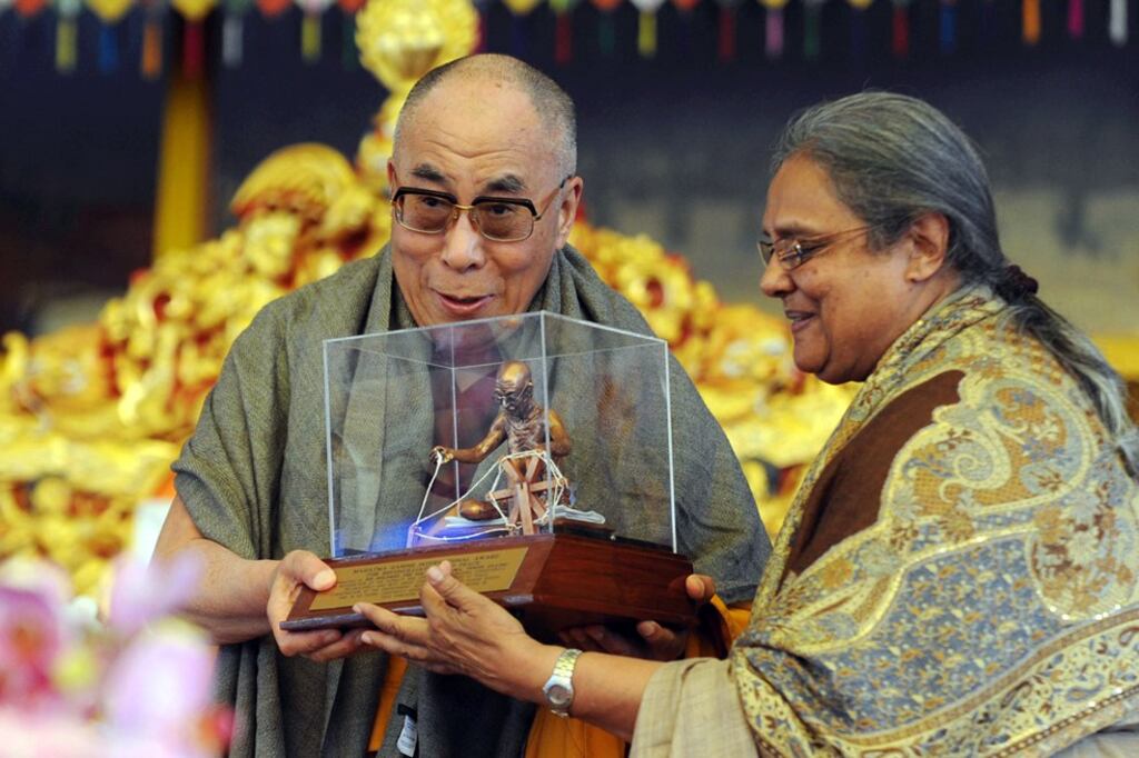 མེས་པོ་དམ་པ་གྷན་རྡི་(Mahtama Gandhi)ཡི་ཁྱིམ་རྒྱུད་ཀྱིས་༧གོང་ས་མཆོག་ལ་གན་རྡི་སྐུ་བརྙན་ཕུལ་བཞིན་པ། ༢༠༡༢།༡།༡