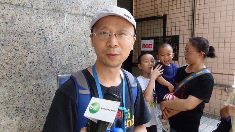 秋雨教会基督徒廖强受访说明向台湾移民署递件的诉求。(记者夏小华摄)
