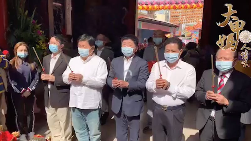 台湾防疫指挥官陈时中15日到台中大甲镇澜宫参拜祝贺妈祖生日,并祈求疫情平息。(大甲镇澜宫“我爱大甲妈”脸书直播截图)