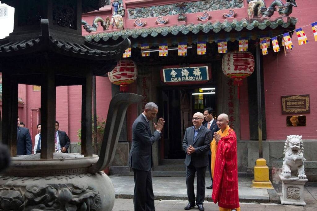 ཨ་རིའི་སྲིད་འཛིན་Obamaམཆོག་Vietnam་གྱི་ནང་བའི་དགོན་པ་ཞིག་ལ་ཕེབས་སྐབས། ༢༠༡༦།༥།༢༤
