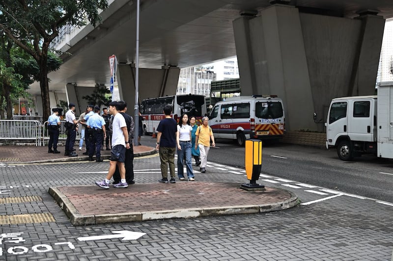 香港警方在“47人案”前的周末起,已在法院外加强警力。(陈子非提供)