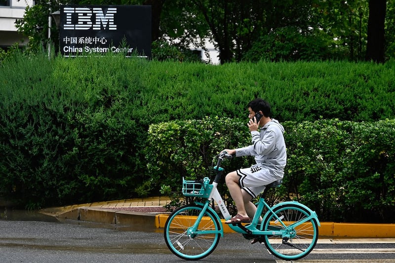 2024年8月26日,一名男子骑车经过北京IBM中国系统中心大楼。(法新社)