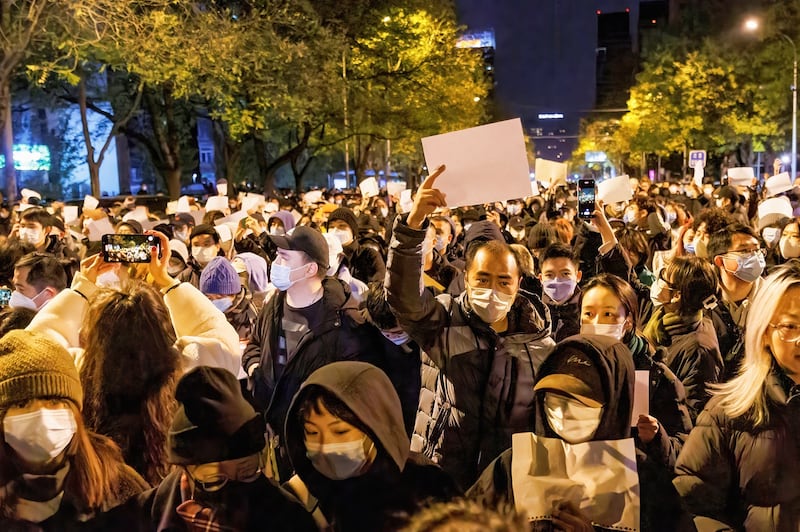 北京民众均手持白纸抗议清零政策。(路透社)