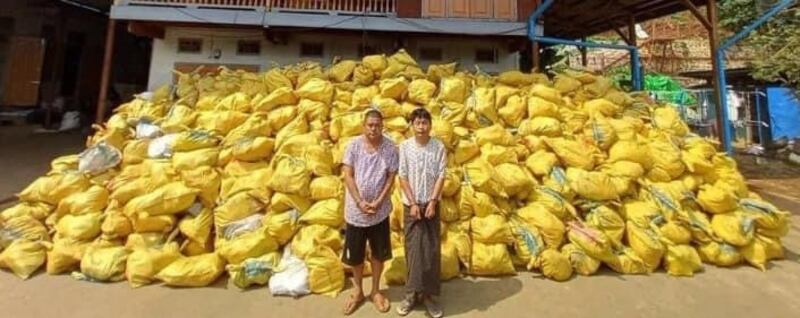 စစ်ကောင်စီမှ ဖမ်းဆီးခဲ့သည့် (KIO) အုပ်ချုပ်ရေးအရာရှိ နှစ်ဦးကို ၂၀၂၃ ခုနှစ် မေလ ၂၆ ရက်နေ့က တွေ့ရစဉ်။ (Photo: People Media)