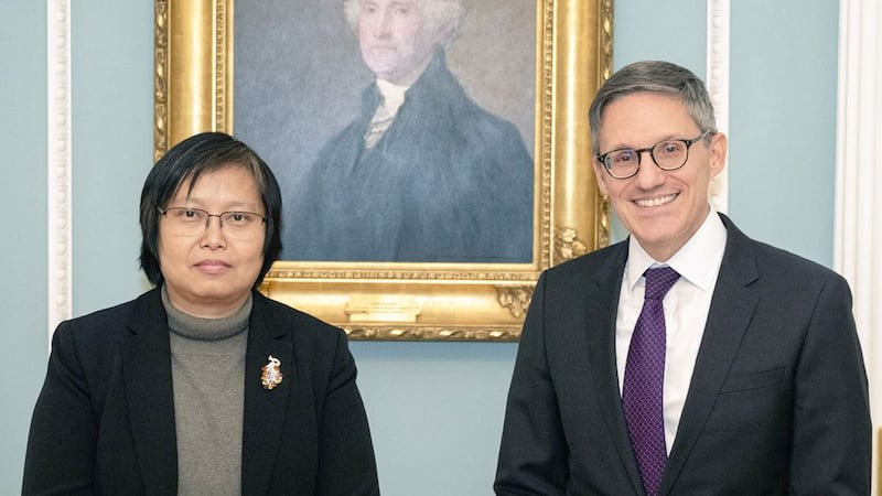 NUG နိုင်ငံခြားရေးဝန်ကြီး ဒေါ်ဇင်မာအောင်နှင့် အမေရိကန်နိုင်ငံခြားရေးဝန်ကြီးဌာန အတိုင်ပင်ခံ ဒဲရစ်ချောလက်တို့ ၂၀၂၄ ခုနှစ်၊ ဖေဖော်ဝါရီလ ၂ ရက်နေ့က တွေ့ရစဉ်။ (Photo: Twitter/ Derek Chollet)