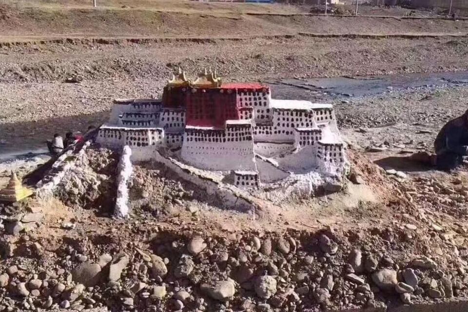 བོད་མདོ་སྨད་རྔ་བ་ངྷི་ཕུ་སློབ་ཆུང་གི་སློབ་མ་ཚོས་བཞེངས་པའི་ཕོ་བྲང་པོ་ཏ་ལའི་འདྲ་གཟུགས།