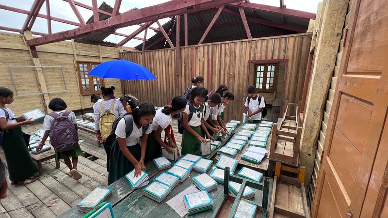 စစ်တွေမြို့နယ် ကျေးတောရွာ အလယ်တန်းကျောင်းမှ ကျောင်းသူ၊ ကျောင်းသားများအား ၂၀၂၃ ခုနှစ်၊ ဇွန်လ ၁ ရက်နေ့က တွေ့ရစဉ်။(Photo : RFA)