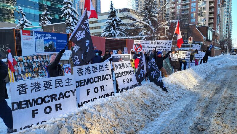 尽管顶着风雪,但仍有不少卡尔加里民众走上街头声援香港。 (卡尔加里香港之友提供)