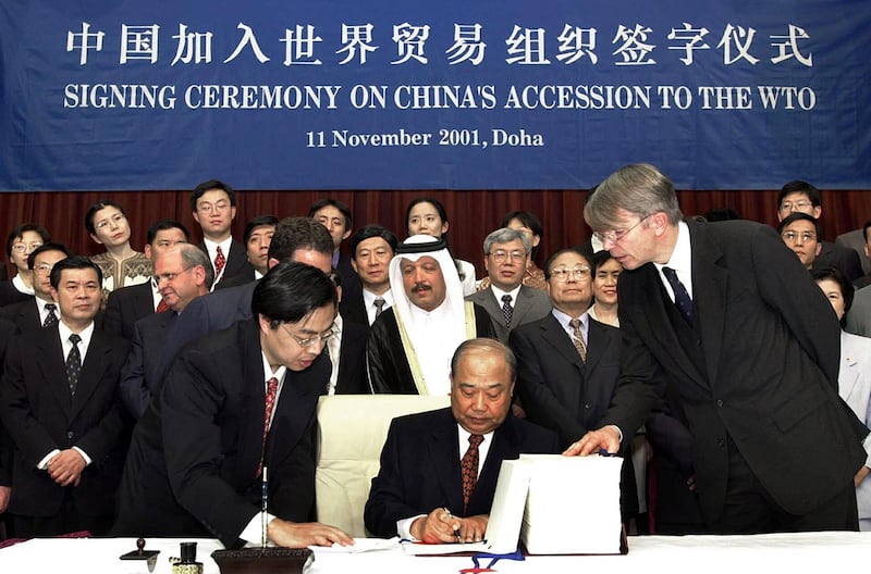 2001年11月11日,时任中国外经贸部部长石广生在卡塔尔首都多哈代表中国政府在中国加入世贸组织的议定书上签字。(法新社)