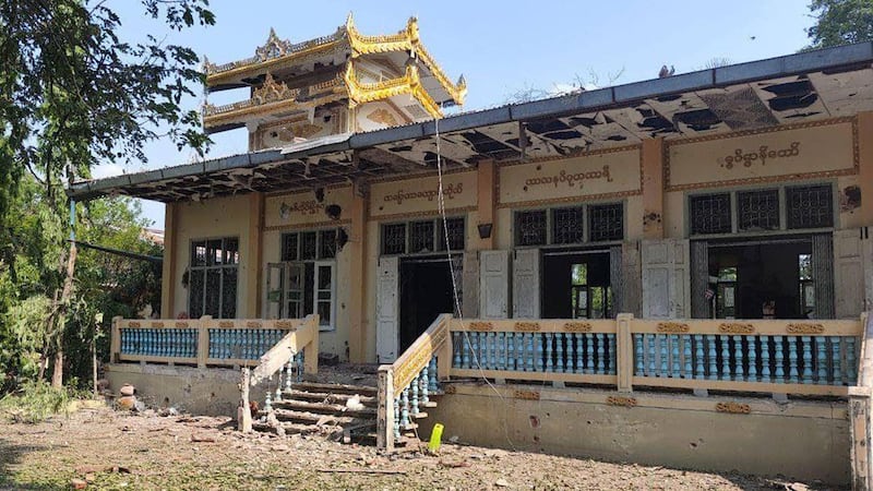 စစ်ကိုင်းတိုင်း၊ စစ်ကိုင်းမြို့နယ် သပြေသာ (ခ) လက်ပံတန်းရွာကို လေကြောင်းတိုက်ခိုက်ခဲ့သဖြင့် ပျက်စီးသွားသည့် သပြေသာကျောင်းတိုက်ကို ၂၀၂၄ ခုနှစ်၊ ဇွန်လ ၈ ရက်နေ့က တွေ့ရစဉ်။ (Photo: Citizen Journalist)
