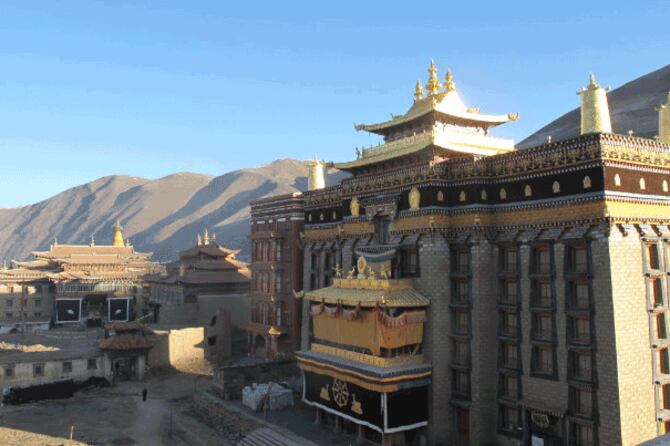 མདོ་སྨད་འཛམ་ཐང་ཇོ་ནང་དགོན་ཆེན་ཉེ་འགྲམ་དུ་བུད་མེད་ཕྱུག་མཚོ་ལགས་ཀྱིས་རང་ལུས་མེར་སྲེག་བཏང་འདུག