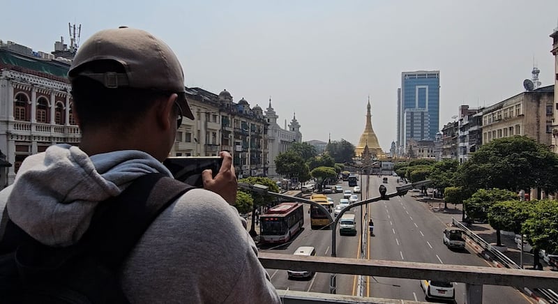 စစ်အာဏာသိမ်းမှုကြောင့် ရှေ့နေအဖြစ်မှ သတင်းသမားဖြစ်လာသည့် ကိုကြည်နွေဦးကို ၂၀၂၅ ခုနှစ် ဖေဖော်ဝါရီလက ရန်ကုန်မြို့တွင် တွေ့ရစဉ်။ (Photo: RFA)