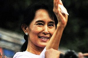 ၂၀၁၀ ခုနှစ် နိုဝင်ဘာလ ၁၃ ရက်နေ့ ညနေက ဒေါ်အောင်ဆန်းစုကြည် နေအိမ်အကျယ်ချုပ်မှ လွတ်မြောက်လာပြီးနောက် စောင့်မျှော်ကြိုဆိုနေသူများကို နေအိမ်ခြံတံခါးမှ နှုတ်ဆက်နေစဉ်။ (Photo: AFP)