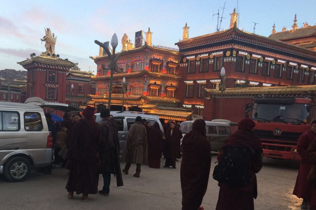 རྒྱ་ནག་གཞུང་གིས་གསེར་རྟ་བླ་རུང་སྒར་ནས་མཚོ་སྔོན་ཕྱོགས་ཀྱི་གྲྭ་བཙུན་ཚོ་ཕྱིར་ཕུད་བྱེད་བཞིན་པ། ༢༠༡༧།༤།༦