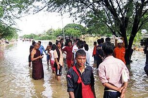မိုးအဆက်မပြတ် ရွာသွန်းကာ ဆည်ရေမထိန်းနိုင်တော့ပဲ ဖောက်လွှတ်ပစ်လိုက်၍ မန္တလေးတိုင်း အချို့ဒေသများတွင် ရေလျှံနေပုံ ဖြစ်ပါသည်။ (Photo: RFA Listener)