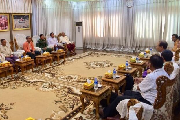 ရခိုင်ပြည်နယ်ဝန်ကြီးချုပ်အဖွဲ့နဲ့ UNA အဖွဲ့ခေါင်းဆောင်တွေ အောက်တိုဘာလ ၁၂ ရက်နေ့က စစ်တွေမြို့မှာ တွေ့ဆုံစဉ်