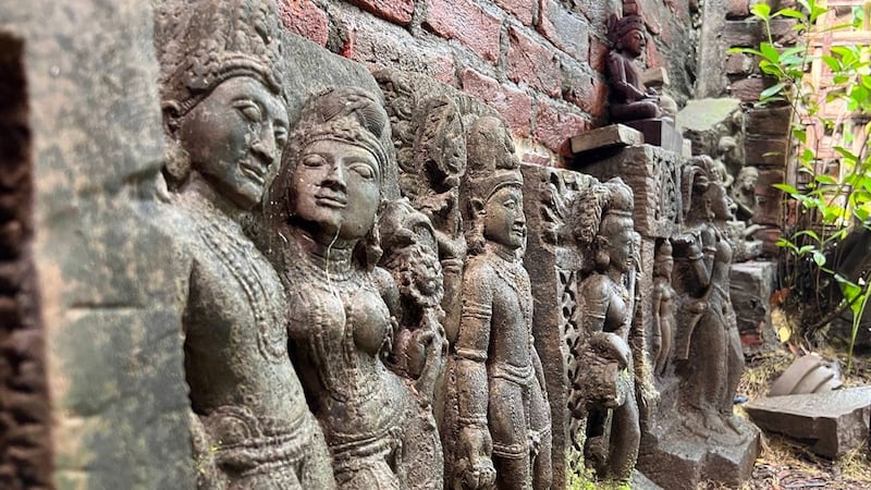 ရခိုင်ပြည်နယ်၊ မြောက်ဦးမြို့ ကြက်စျေးရပ်ကွက်မှ ပန်းပုဆရာဦးလှကြီး၏ ကျောက်ဆစ်ပန်းပုလက်ရာများကို ၂၀၂၃ ခုနှစ်၊ ဇူလိုင်လ ၂၈ ရက်နေ့က တွေ့ရစဉ်။ (Photo: RFA)