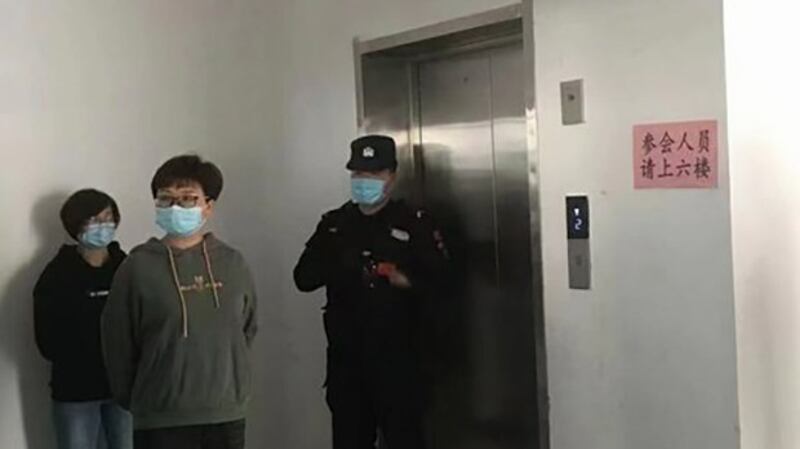 中国民营企业家孙大午的两个弟媳被警察带走(推特截图)