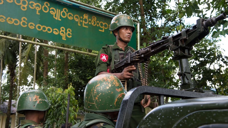 စစ်ကောင်စီတပ်ဖွဲ့ဝင်အချို့ကို ၂၀၁၇ ခုနှစ်၊ စက်တင်ဘာလ ၂၇ ရက်နေ့က ရခိုင်ပြည်နယ်၊ မောင်တောခရိုင်အတွင်းမှာ တွေ့ရစဉ်။ (Photo: STR / AFP)