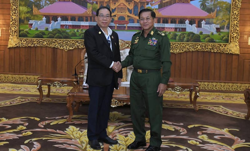 စစ်ကောင်စီဥက္ကဋ္ဌ ဗိုလ်ချုပ်မှူးကြီး မင်းအောင်လှိုင်နဲ့ RCSS ဥက္ကဋ္ဌ ဗိုလ်ချုပ်ကြီးယွက်စစ်ကို ၂၀၂၂ ခုနှစ် မေလ ၂၀ ရက်နေ့က နေပြည်တော်မှာ တွေ့ဆုံကြစဉ် (Myanmar Military)