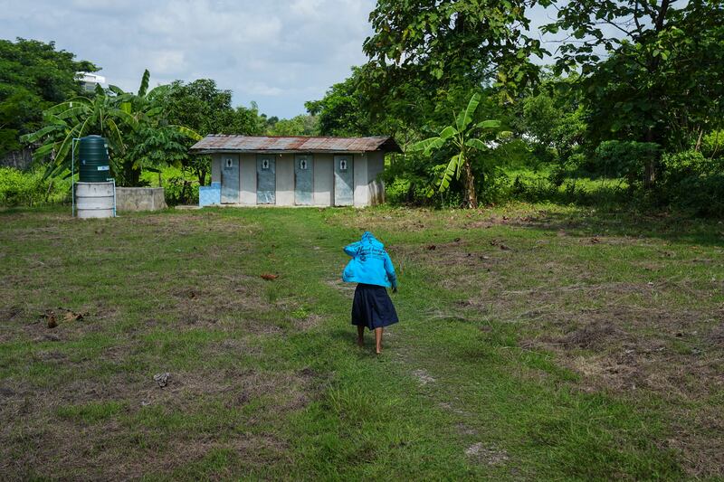 ထိုင်းနိုင်ငံ မဲဆောက်မြို့ သုခဟံသာကျောင်းဝင်းအတွင်း သန့်စင်ခန်းအသုံးပြုရန် သွားနေသည့် မြန်မာကလေးငယ်တစ်ဦးကို ၂၀၂၂ ဇွန်လ ၁ ရက်နေ့က တွေ့ရစဉ်။ (Photo: Suntorn Chongcharoen/BenarNews)