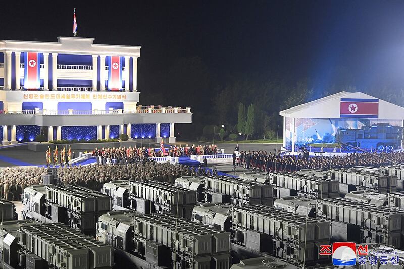 2024年8月4日在一处未经透露的地点,朝鲜军方举行仪式庆祝新战术弹道导弹正式拨交军方使用。(KCNA via REUTERS )