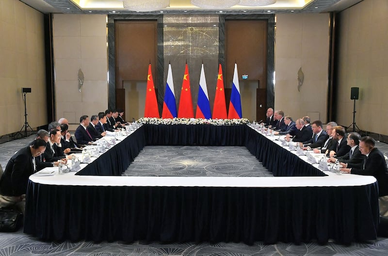 2024年7月3日,中国领导人习近平和俄罗斯总统普京率团在参加上海合作组织峰会期间再次举行双边会谈。(法新社)