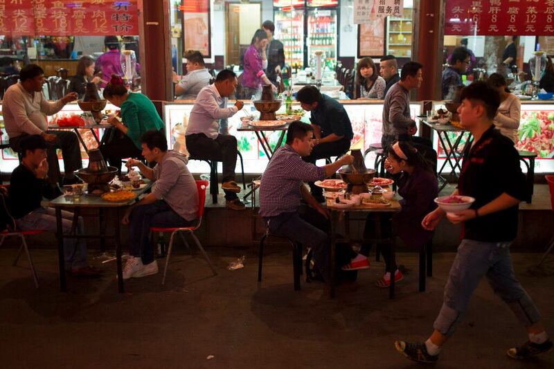 从大排档到餐馆广泛使用美耐皿餐具,也成为民众日常生活中三聚氰胺的主要暴露来源之一。(美联社)