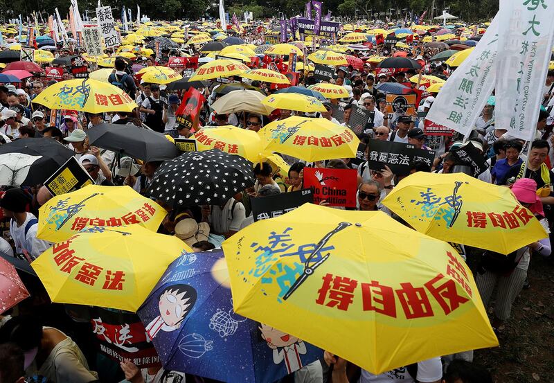 2019年6月9日,香港民间人权阵线举行反对修订《逃犯条例》的大游行,示威群众要求当局废除拟议中的把犯人引渡到中国的法案。示威者手持黄色遮阳伞,这是占领中环运动的象征。(路透社)