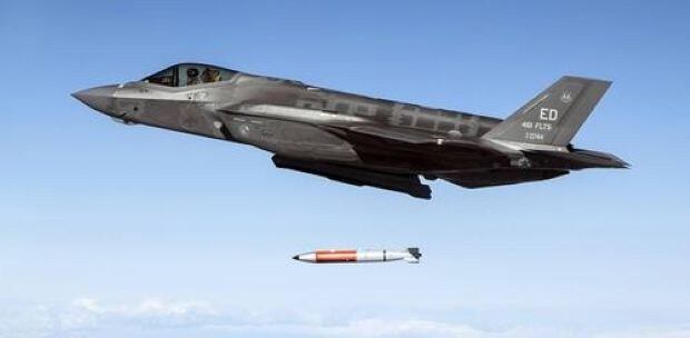 F-35 전투기에서 전술 핵무기 B-61 계열 폭탄을 투하하는 모습
